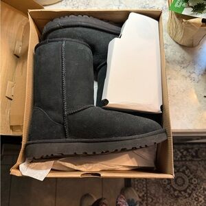 UGG Classic black.